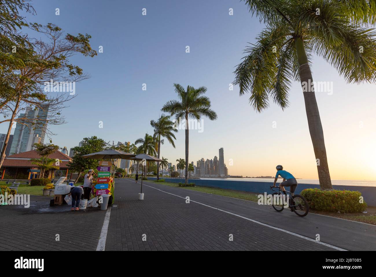 Panama, Città di Panama, ciclista sul lungomare lungo la baia di Città di Panama Foto Stock