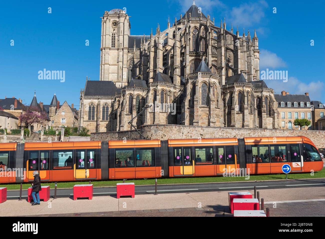 Francia, Sarthe, le Mans, Cite Plantagenet (Città Vecchia), la cattedrale di St Julien, tram Foto Stock