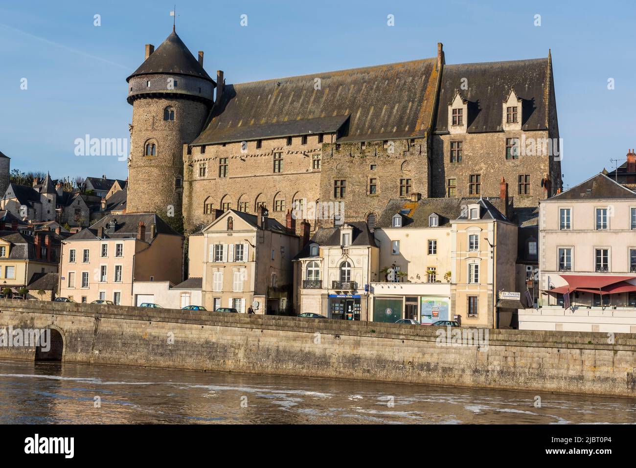 Francia, Mayenne, Laval, le rive del fiume Mayenne, il medievale Castello Vecchio Foto Stock