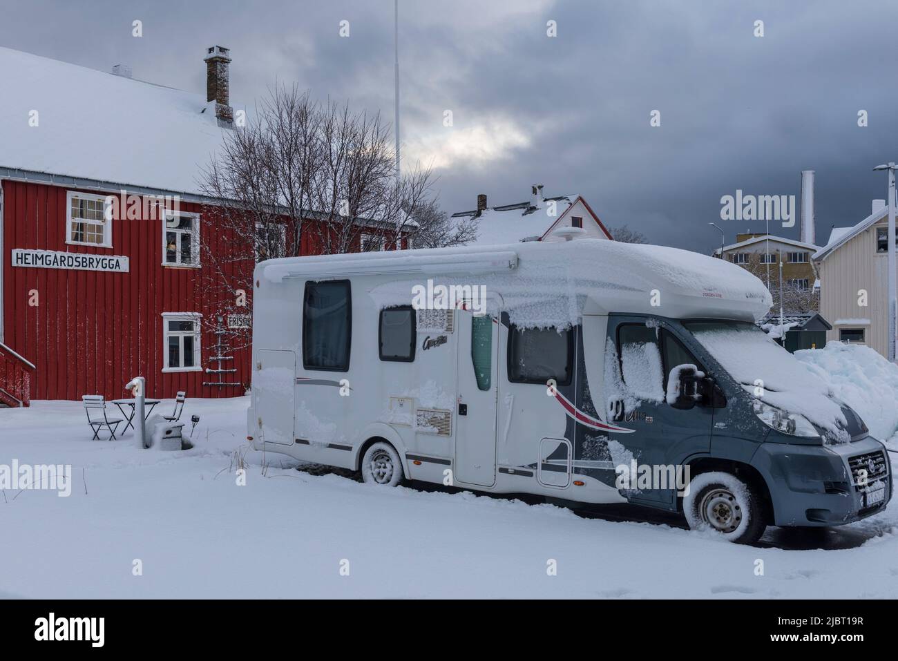 Norvegia, Contea di Nordland, Isole Lofoten, Henningsvaer, casa rossa, auto da campeggio Foto Stock
