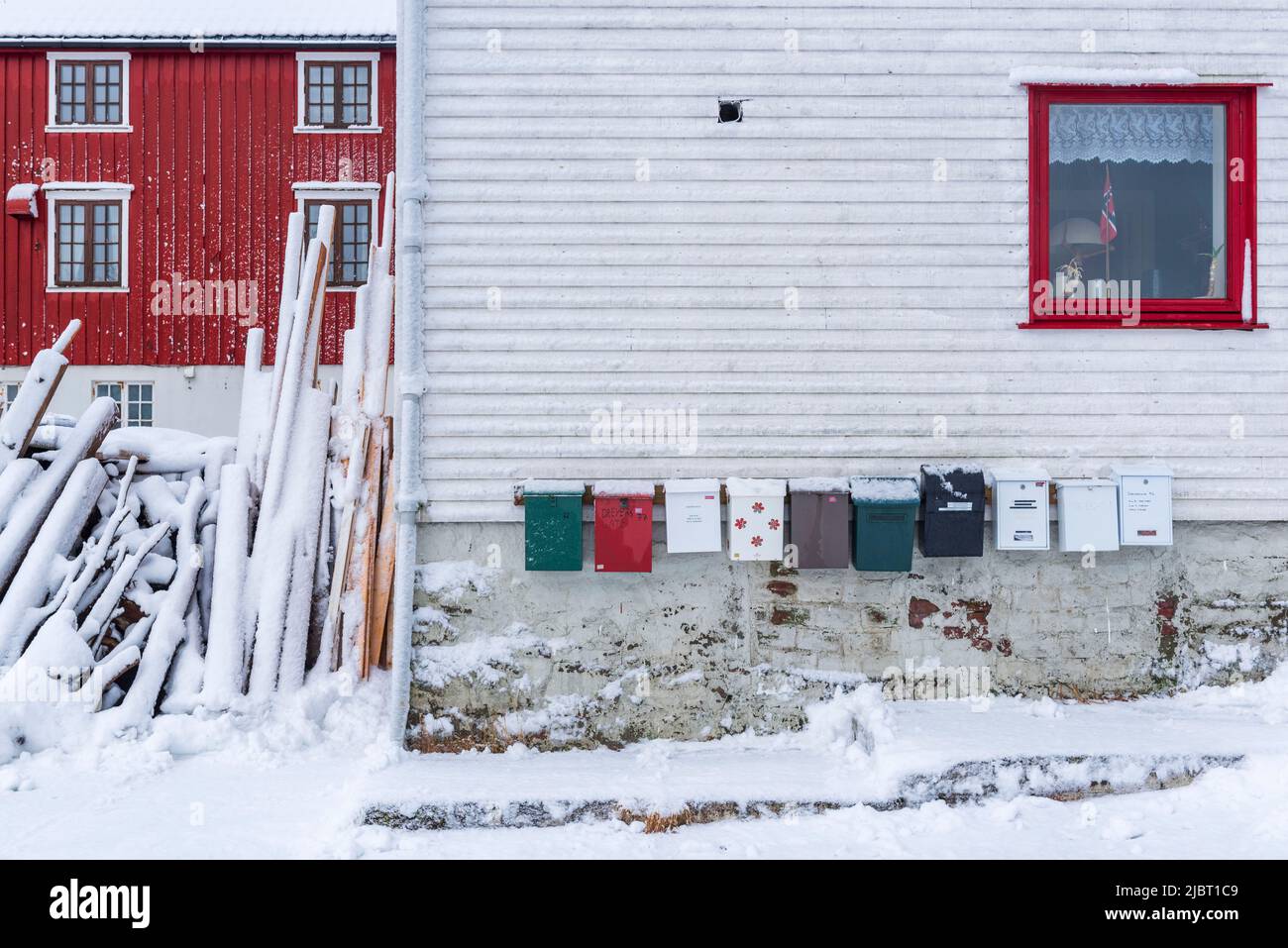 Norvegia, Contea di Nordland, Isole Lofoten, Henningsvaer, casa rossa, scatole postali, Foto Stock
