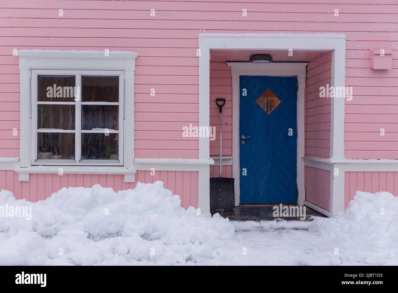 Norvegia, Contea di Nordland, Isole Lofoten, Henningsvaer, casa rosa Foto Stock