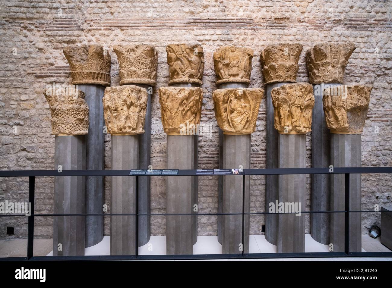 Francia, Parigi, Museo Cluny - Museo Nazionale del Medioevo, sala 3, arte romanica, chiesa abbaziale di Saint Germain des Pres, dodici capitali back-to-back Foto Stock