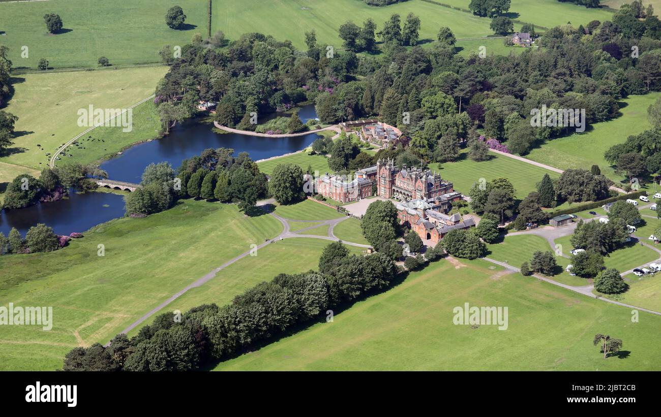 Veduta aerea della Capesthorne Hall e della Cappella della Santissima Trinità a Capesthorne, Cheshire. Un luogo per matrimoni e un'attrazione per i visitatori. Foto Stock