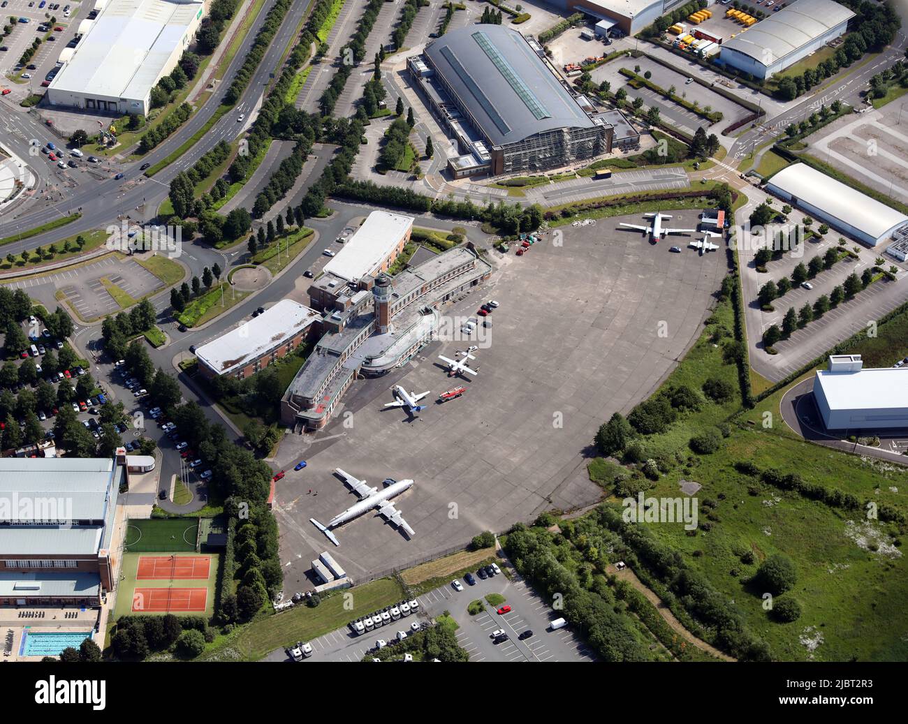 Vista aerea dello Speke Aerodrome Heritage Group Museum e del Crowne Plaza Liverpool John Lennon Airport Hotel Foto Stock