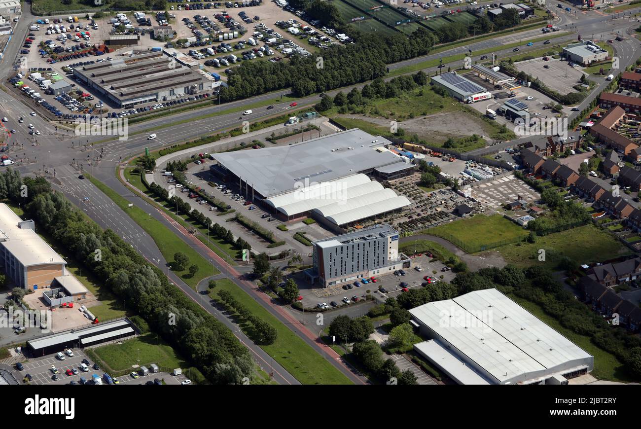 Vista aerea del Dobbies Garden Centre Liverpool & Travelodge Liverpool John Lennon Airport, a Speke, Liverpool Foto Stock