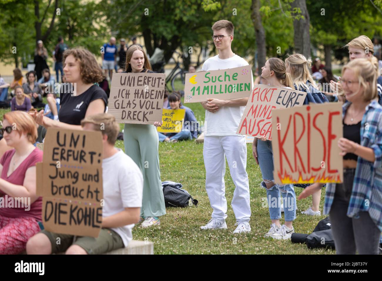 Erfurt, Germania. 08th giugno 2022. Gli studenti dell'Università di Erfurt si dimostrano nei campus con segni contro le misure di austerità derivanti da un deficit di bilancio. Credit: Michael Reichel/dpa/Alamy Live News Foto Stock