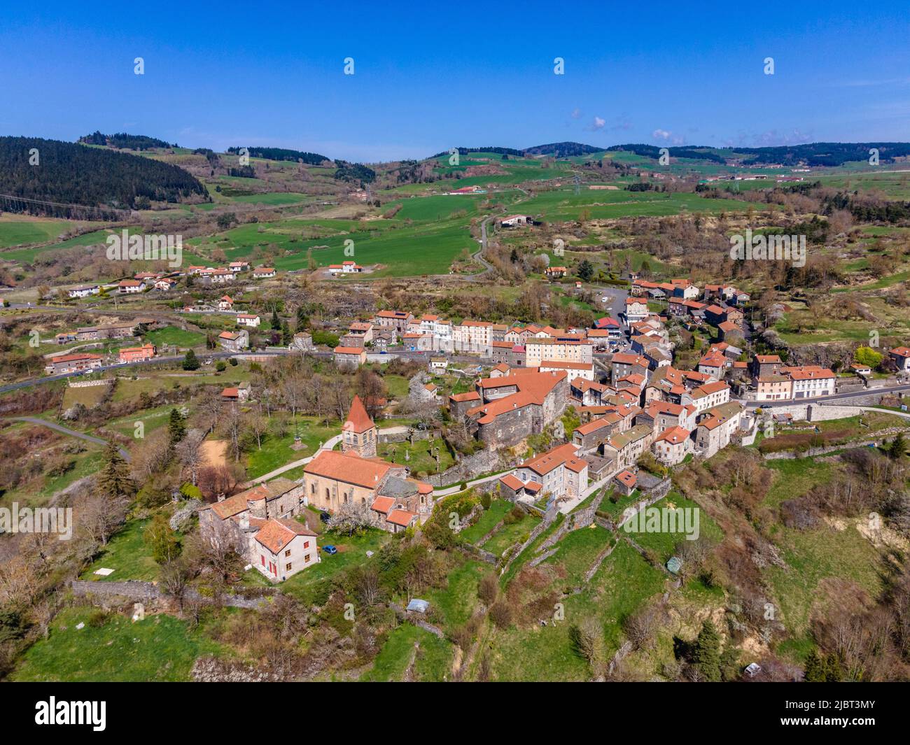 Francia, Haute Loire, Saint Privat d'Allier lungo la Via Podiensis, una delle vie di pellegrinaggio francesi per Santiago de Compostela o GR 65 (vista aerea) Foto Stock