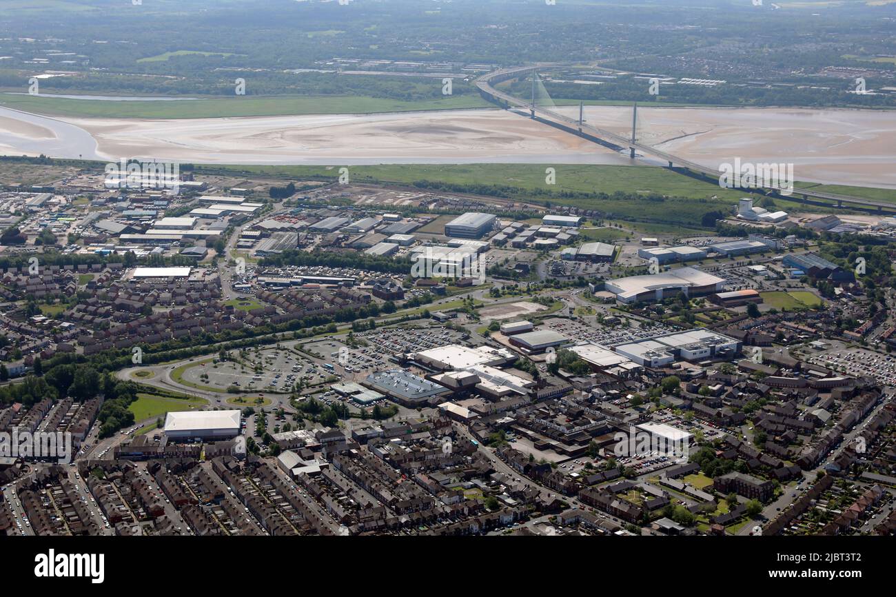 Vista aerea di Widnes, Cheshire guardando a sud verso Runcorn attraverso l'estuario Mersey Foto Stock