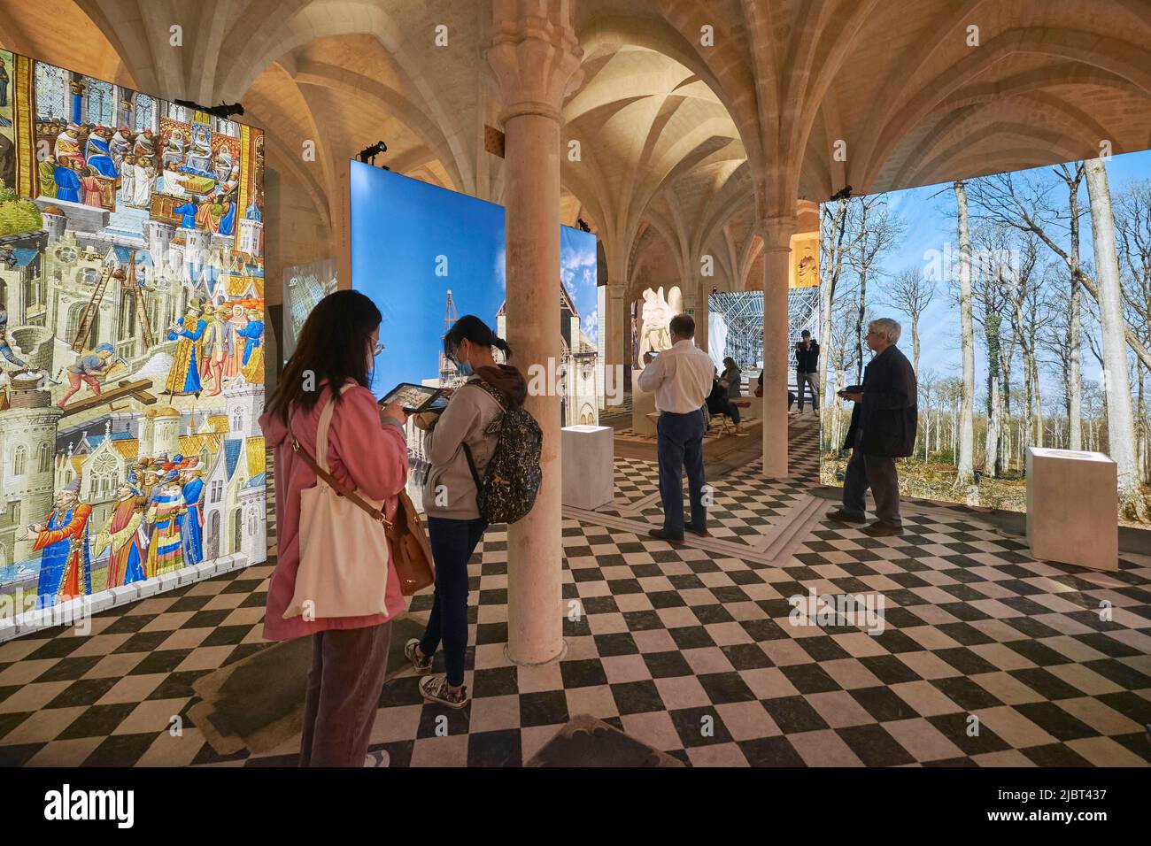 Francia, Parigi, College des Bernardins, la mostra aumentata di Notre Dame de Paris ripercorre la sua storia e andando dietro le scene del suo restauro, visita alla realtà virtuale Foto Stock