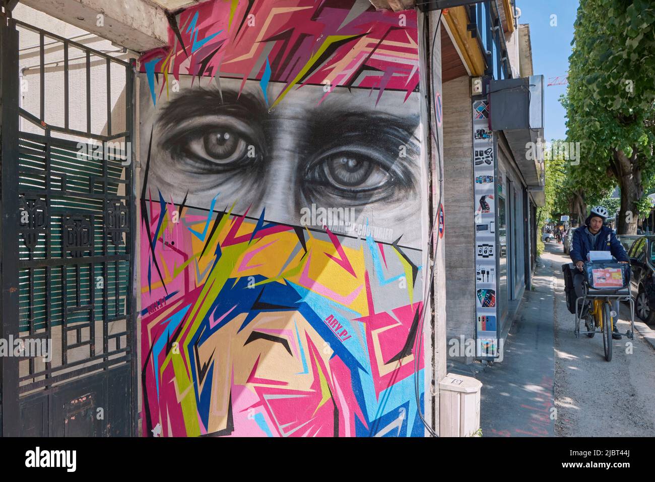 Francia, Val de Marne, Vitry sur Seine, circuito di Street art all'aperto, postman in bicicletta Foto Stock