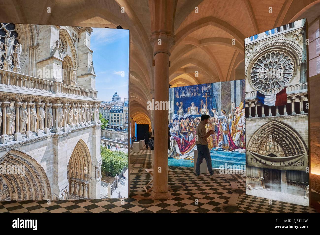 Francia, Parigi, College des Bernardins, la mostra aumentata di Notre Dame de Paris ripercorre la sua storia e andando dietro le scene del suo restauro, visita alla realtà virtuale Foto Stock