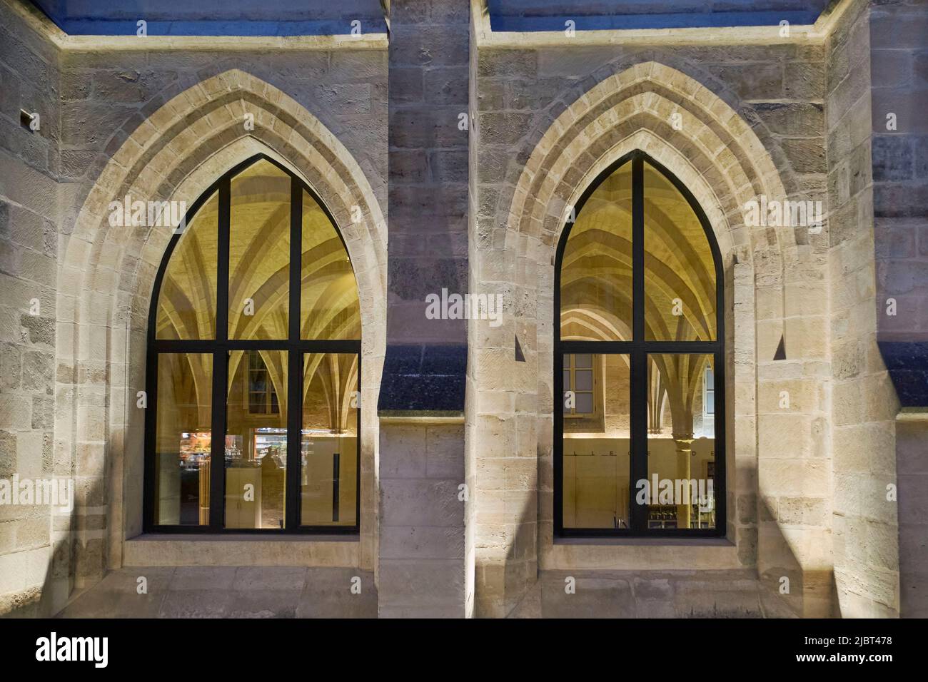 Francia, Parigi, College des Bernardins, dettaglio della facciata di notte Foto Stock