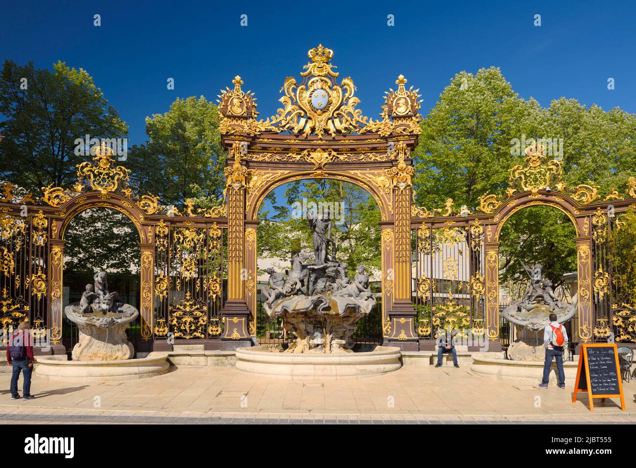 Francia, Meurthe et Moselle, Nancy, Place Stanislas (ex Place Royale) costruita da Stanislas Leszczynski, re di Polonia e ultimo duca di Lorena nel XVIII secolo, patrimonio mondiale dell'UNESCO, fontana Nettuno progettato da Guibal e porte arricchite con oro di Jean Lamour Foto Stock