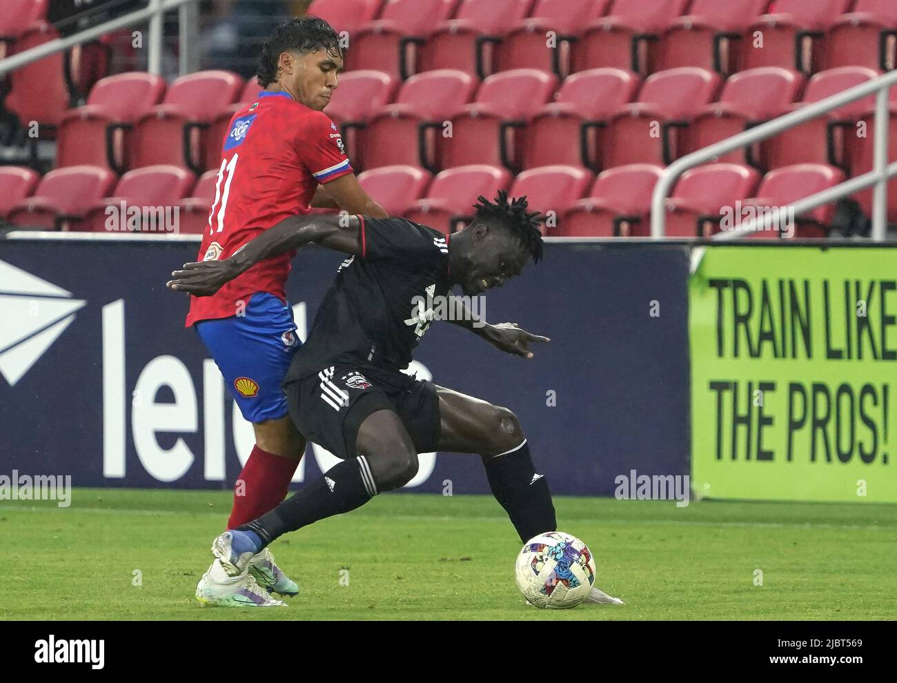 WASHINGTON, DC, USA - 07 GIUGNO 2022: Xelaju in avanti Cristian Castillo (11) spinge nel centrocampista DC United Houssou Landry (43) durante una partita di Capital Cup tra D.C United (USA) e Xelaju (Gua) il 07 2022 giugno, presso Audi Field, a Washington, DC. (Foto di Tony Quinn-Alamy Live News) Foto Stock
