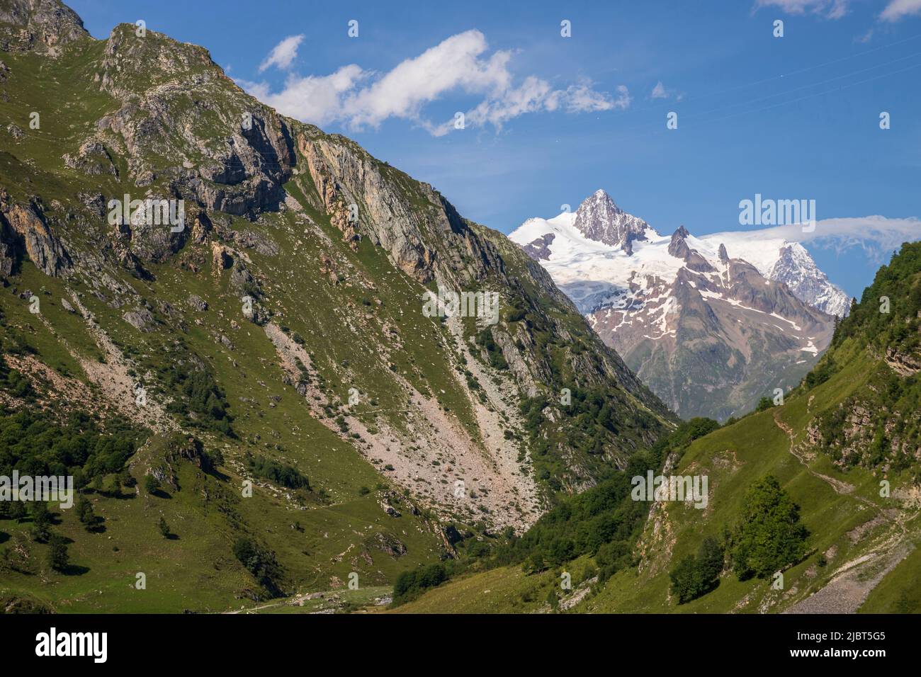 Francia, Savoia, Bourg-Saint-Maurice, vista dalla Route des Grandes Alpes del versante meridionale del passo Cormet de Roselend sulla valle di Chapieux e l'Aiguille des Glaciers (3816 m) sullo sfondo Foto Stock