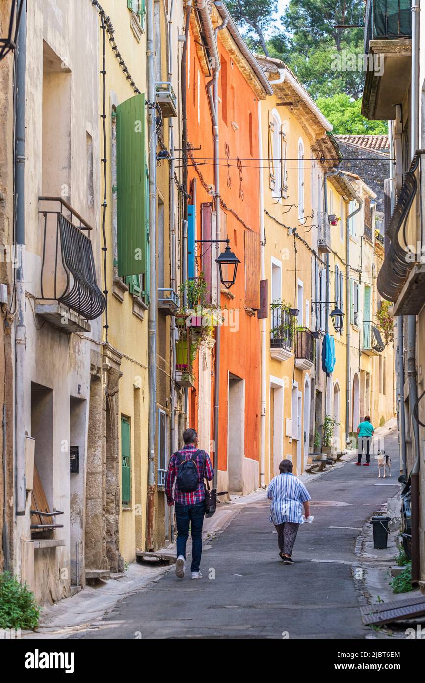 Francia, Herault, Gignac, Saint-Michel Street, uno dei vicoli principali del centro storico Foto Stock