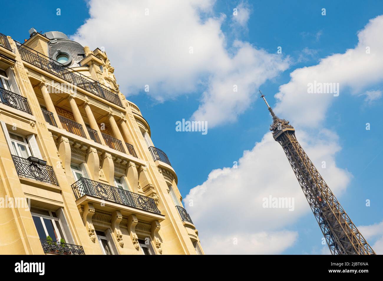 Francia, Parigi, Torre Eiffel e edificio Haussmann Foto Stock