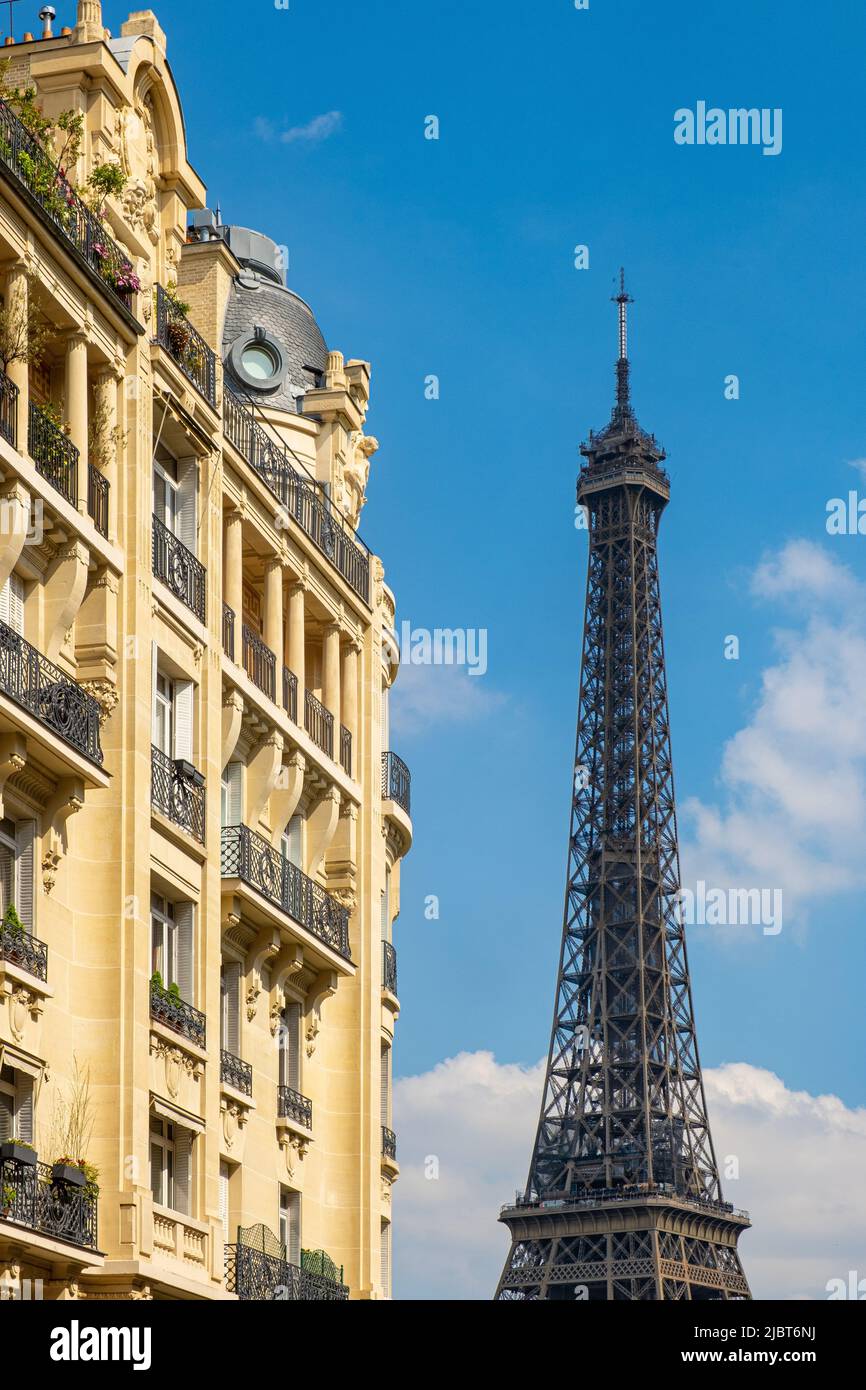 Francia, Parigi, Torre Eiffel e edificio Haussmann Foto Stock
