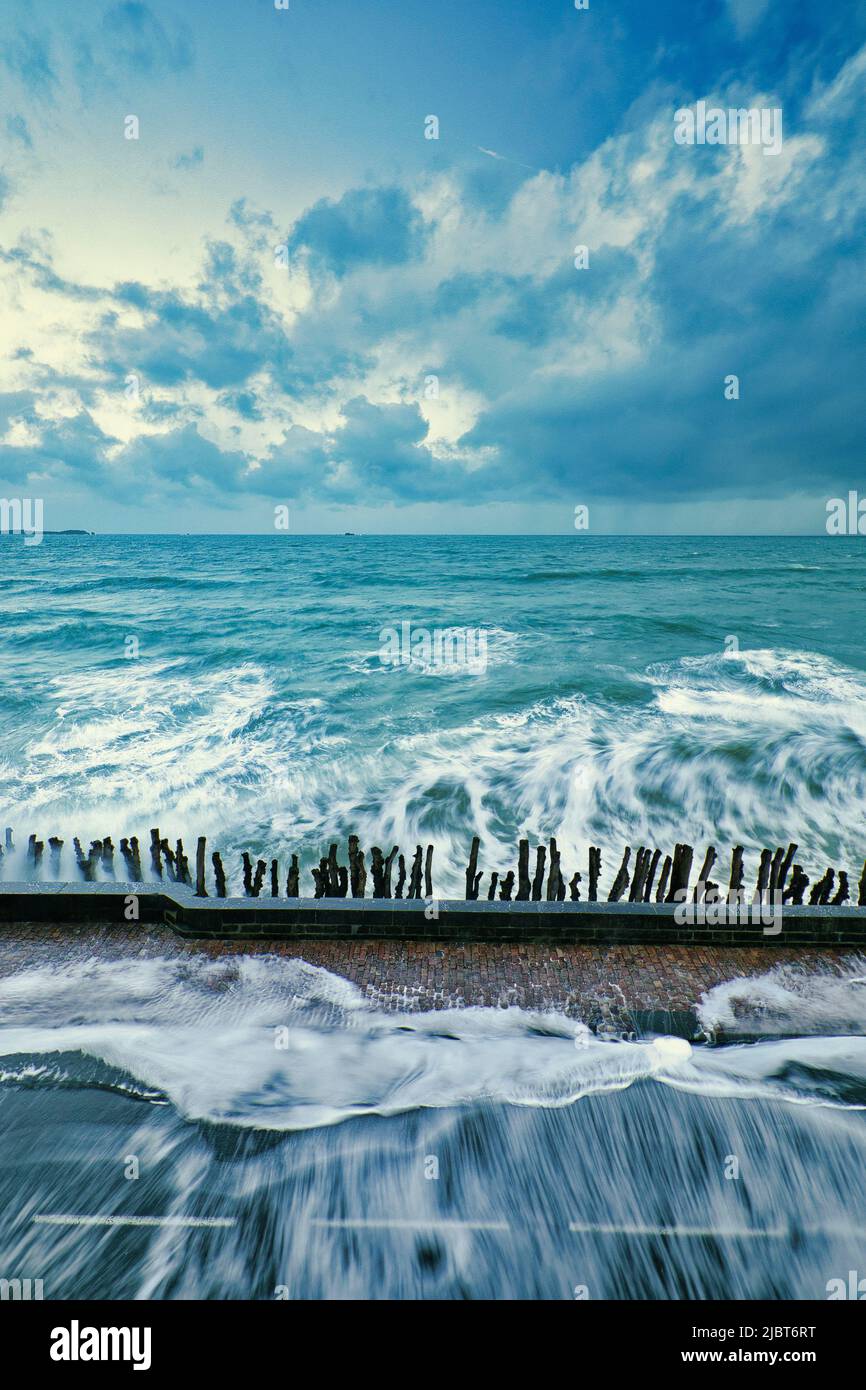 Francia, Ille et Vilaine, Saint Malo, onda di sommersione da alta marea che trabocca sulla diga di Rochebonne Foto Stock