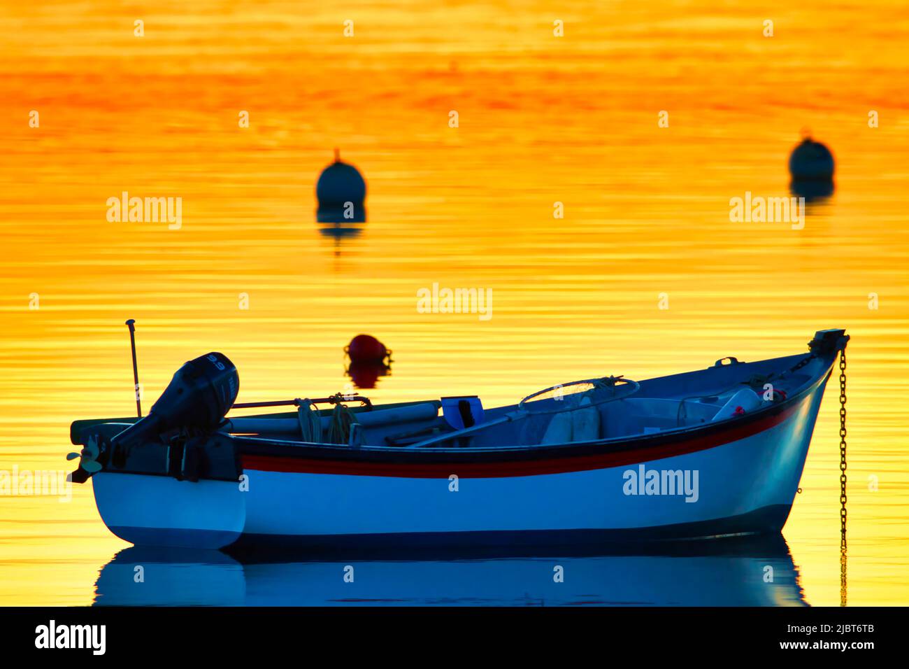 Francia, Finistere, Fouesnant, Pointe de Mousterlin, tramonto sulla spiaggia di Mousterlin, barca da pesca tradizionale Foto Stock