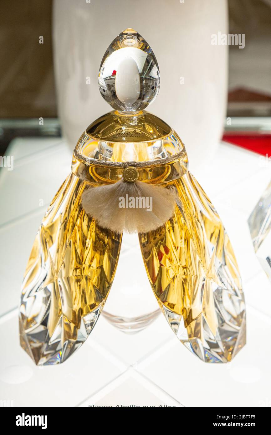 Francia, Parigi, il Museo Baccarat, nell'ex residenza privata di Marie Laure de Noailles, il Museo, bottiglia con ali dorate per Guerlain Foto Stock