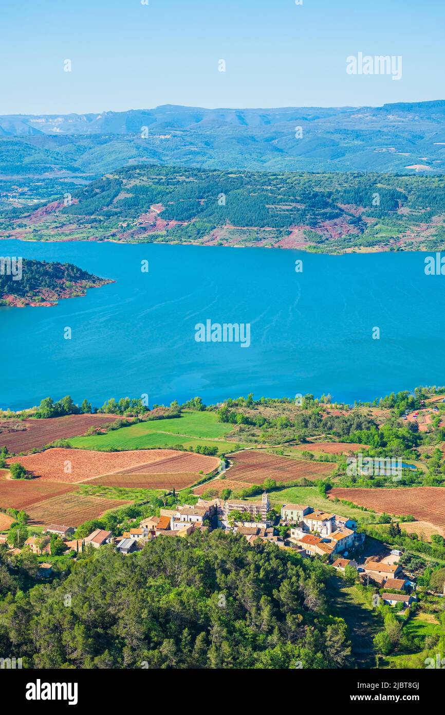 Francia, Herault, panorama sul lago Salagou dal Mont Liausson, il villaggio di Liausson sotto Foto Stock