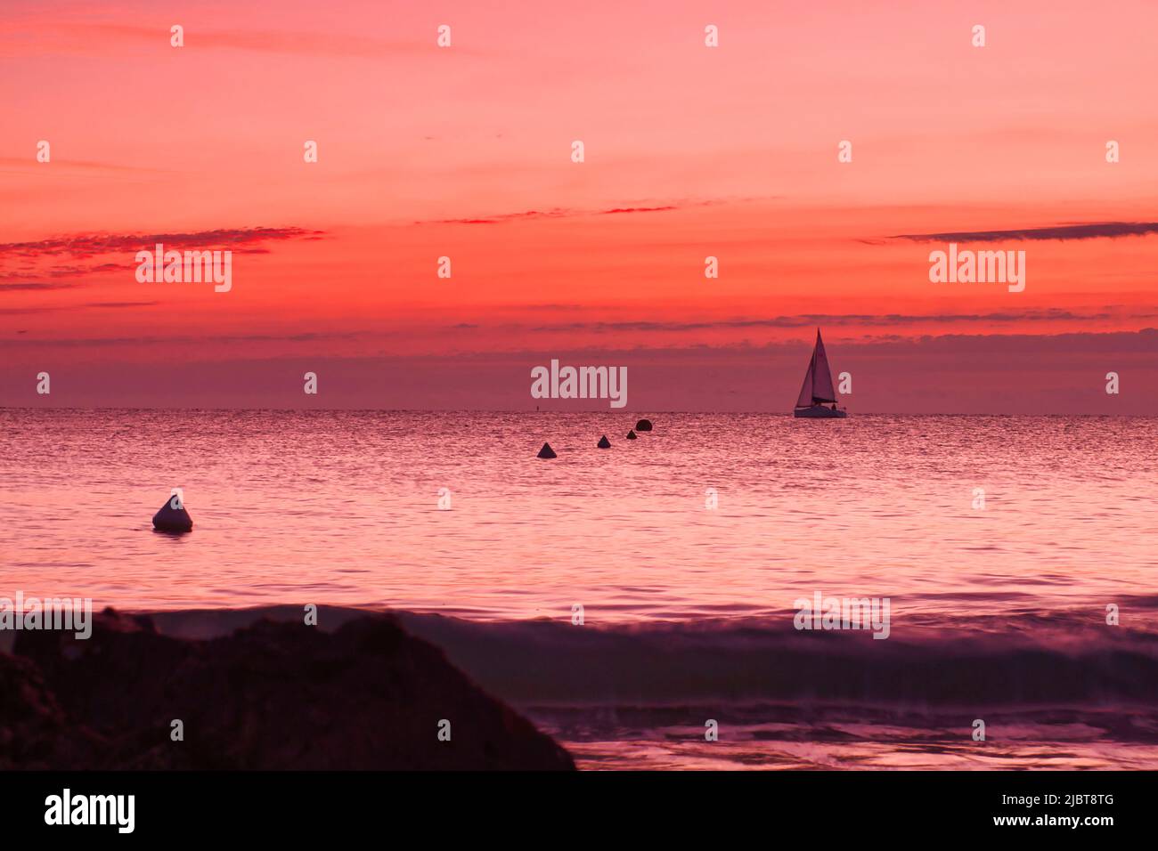 Francia, Côtes d'Armor, Binic Etables sur Mer, alba sulla spiaggia del Porto esterno, sullo sfondo una barca a vela sul mare Foto Stock