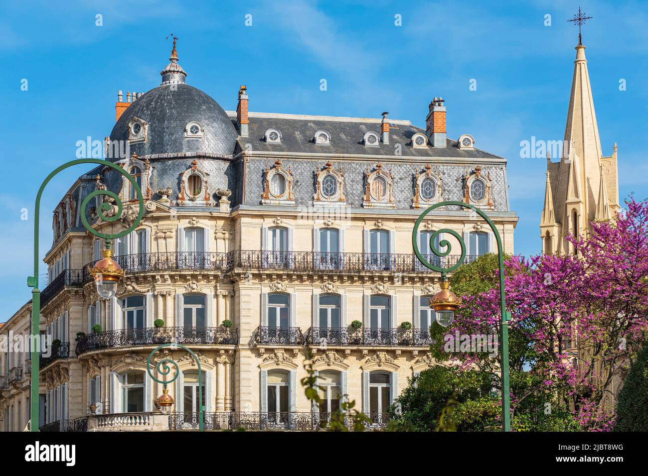 Francia, Herault, Montpellier, edificio in via Foch, Sainte-Anne chiesa sullo sfondo Foto Stock