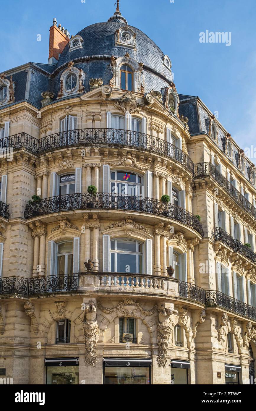 Francia, Herault, Montpellier, edificio in rue Foch, facciata con atlantes con fishtails e conchiglie Foto Stock