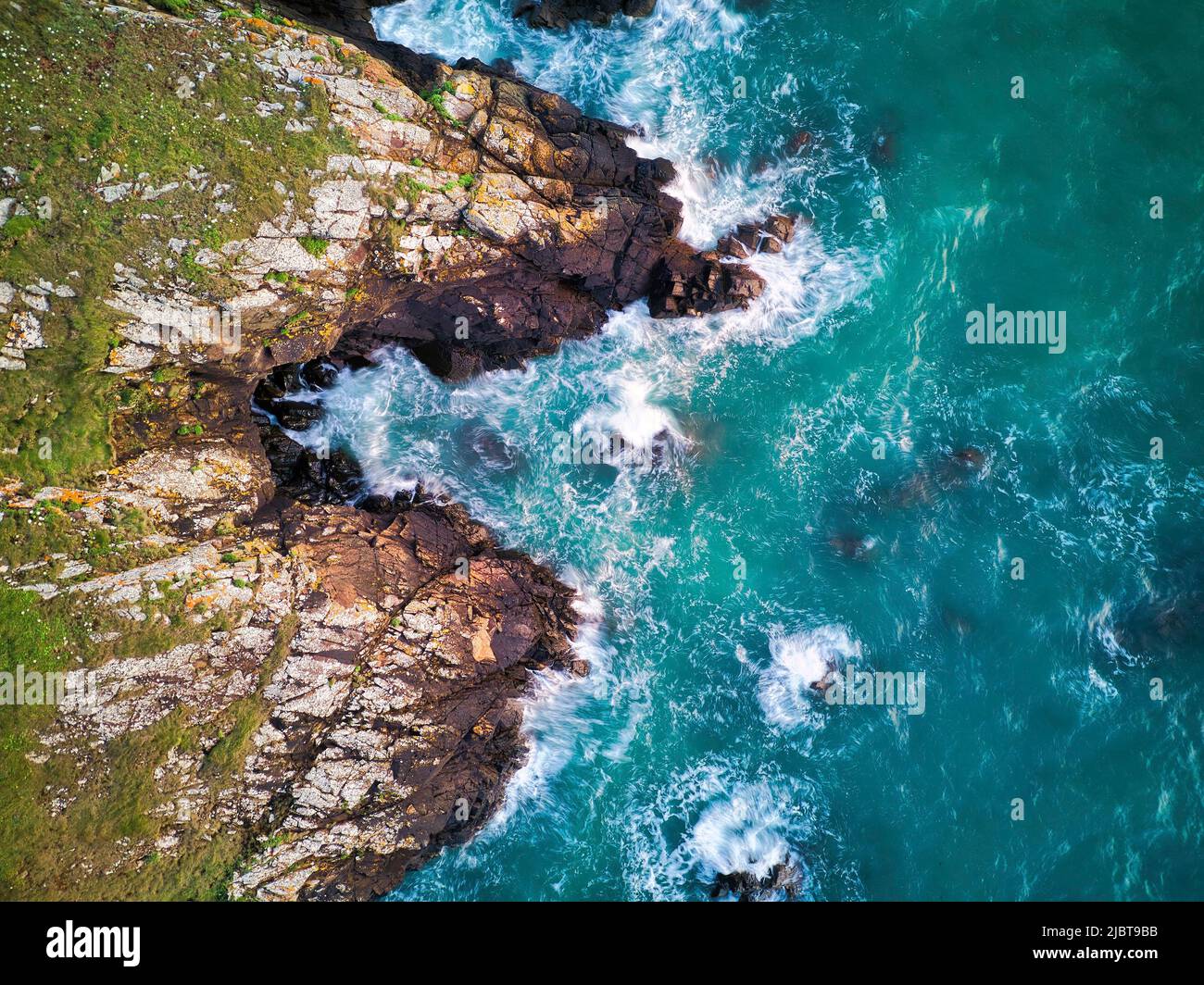 Francia, Cotes d'Armor, Baia di Saint-Brieuc, lo strappo della costa, la costa con il movimento delle onde ad alta marea, preso dall'alto (vista aerea) Foto Stock