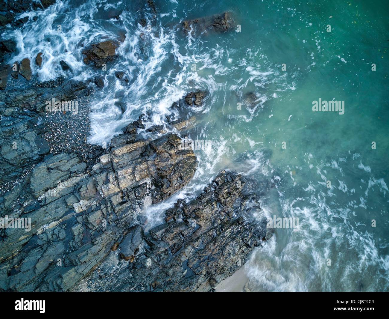 Francia, Cotes d'Armor, Baia di Saint-Brieuc, lo strappo della costa, la costa con il movimento delle onde ad alta marea, preso dall'alto (vista aerea) Foto Stock