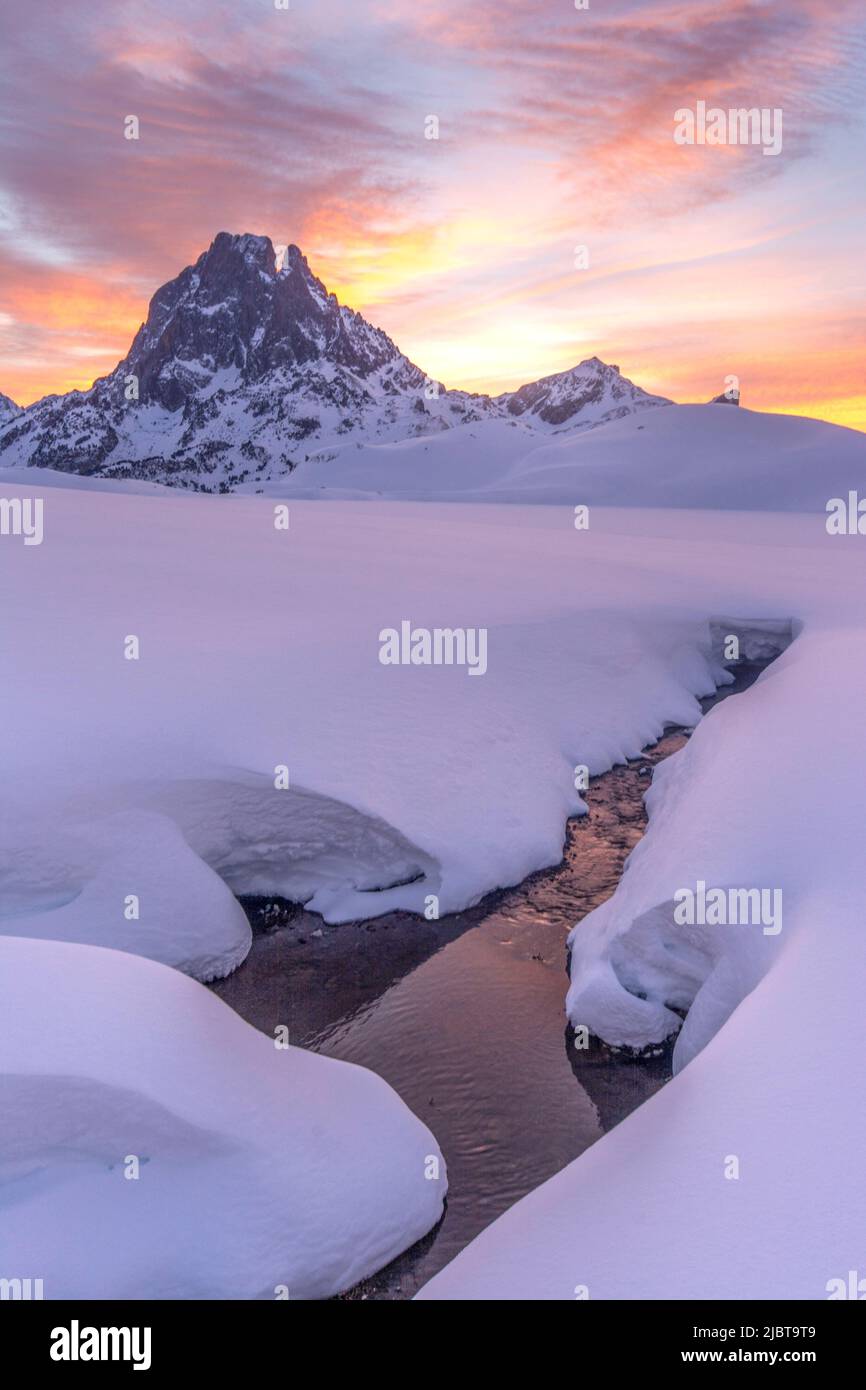 Francia, Pirenei Atlantici, Bearn, valle Ossau, Pic du Midi d'Ossau e paesaggio innevato all'alba in inverno Foto Stock