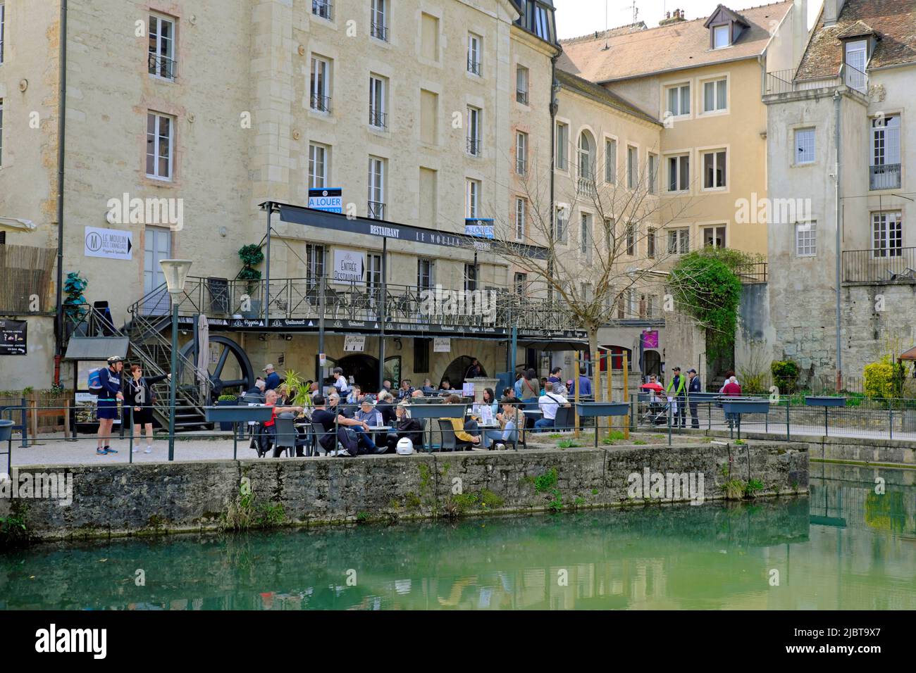 Francia, Giura, Dole, Canal des Tanneurs, il grande mulino per conciatori, ora un ristorante Foto Stock