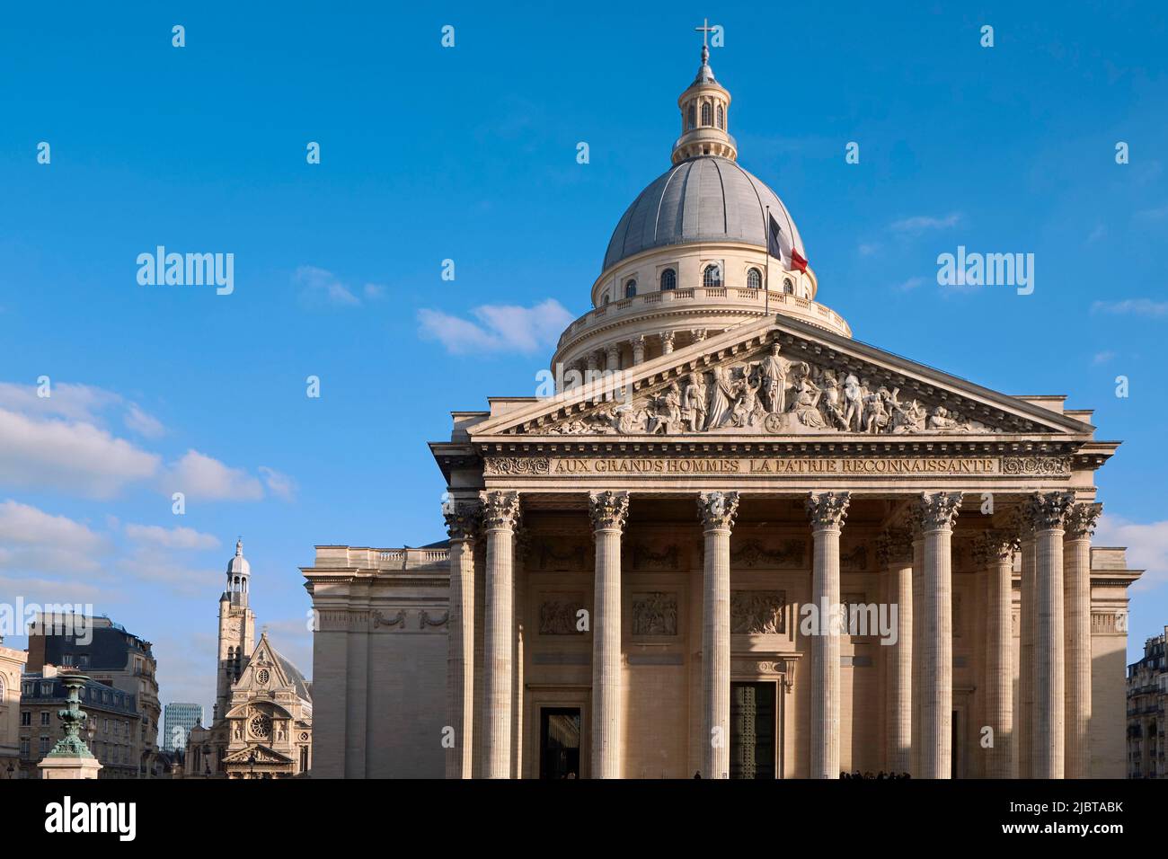 Francia, Parigi, quartiere Latino, il Pantheon in stile neoclassico e la chiesa di Saint Etienne du Mont sullo sfondo Foto Stock