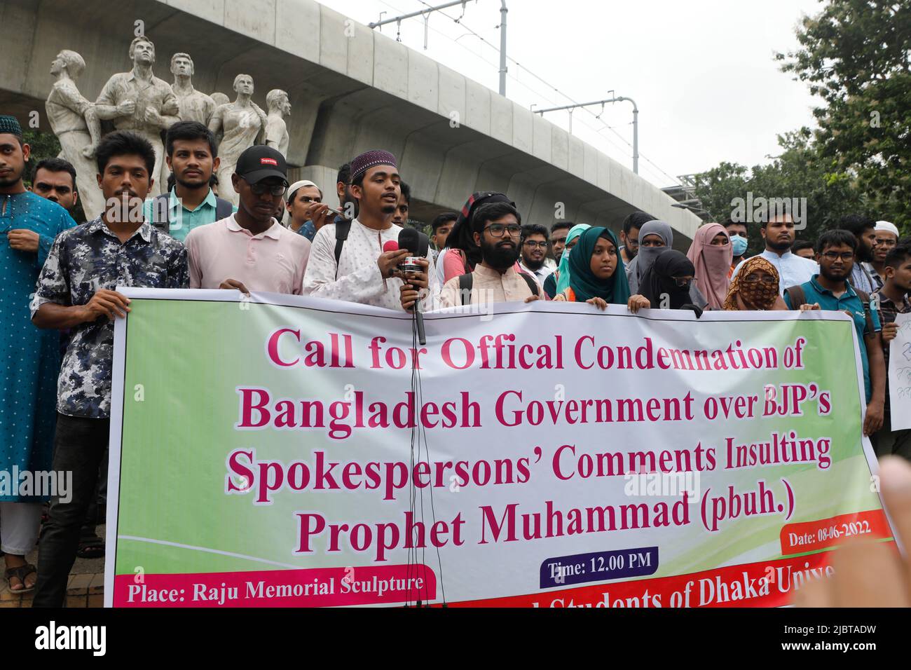 Dhaka, Bangladesh - 08 giugno 2022: Gli studenti generali dell'Università di Dhaka si sono mobilitati per protestare contro le osservazioni derogatorie di due leader della sentenza Foto Stock