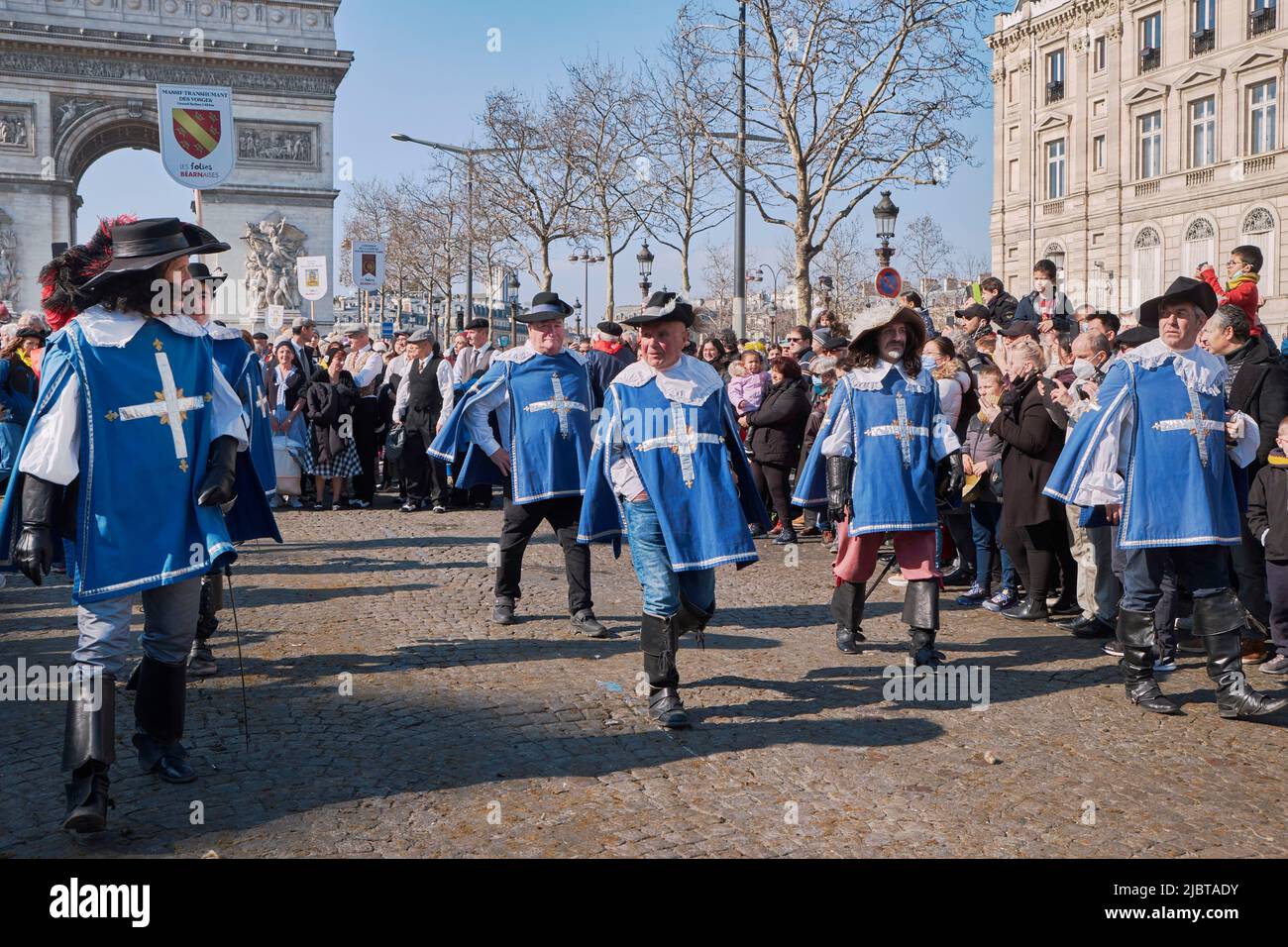 Francia, Parigi, Folies Bearnaises, Transhumances sugli Champs Elysees, grande sfilata alla fine del Salone Internazionale dell'Agricoltura, i moschettieri Foto Stock