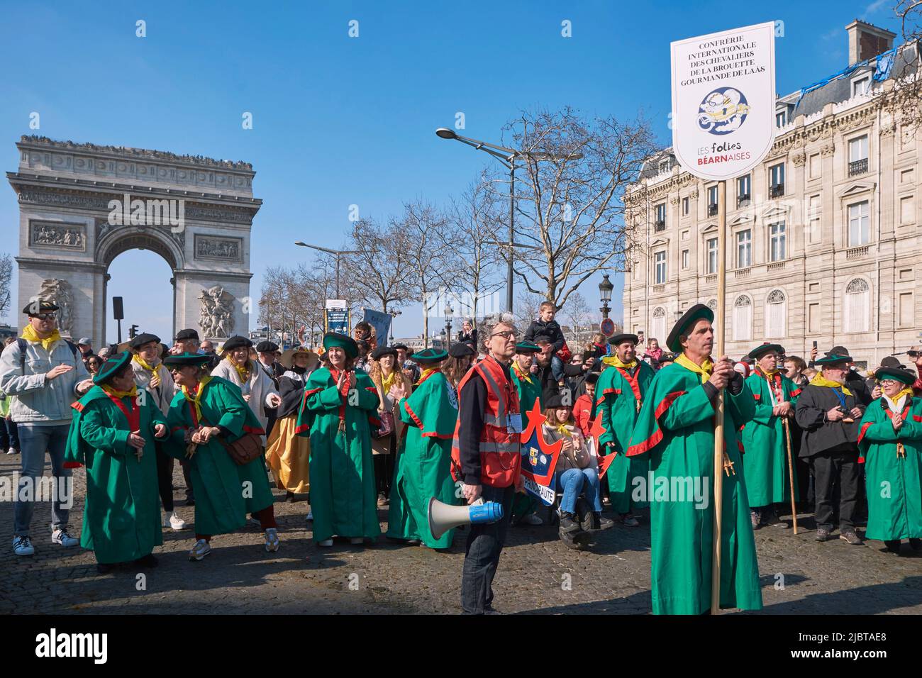 Francia, Parigi, Folies Bearnaises, Transhumances sugli Champs Elysees, grande sfilata al termine del Salone Internazionale dell'Agricoltura, Fratellanza Laas Foto Stock