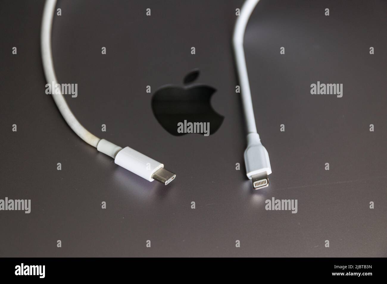 Caricabatterie Apple e caricabatterie USB di tipo C Foto stock - Alamy