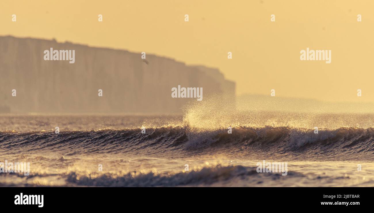 Francia, Somme, Ault, onda di fronte alle scogliere Foto Stock