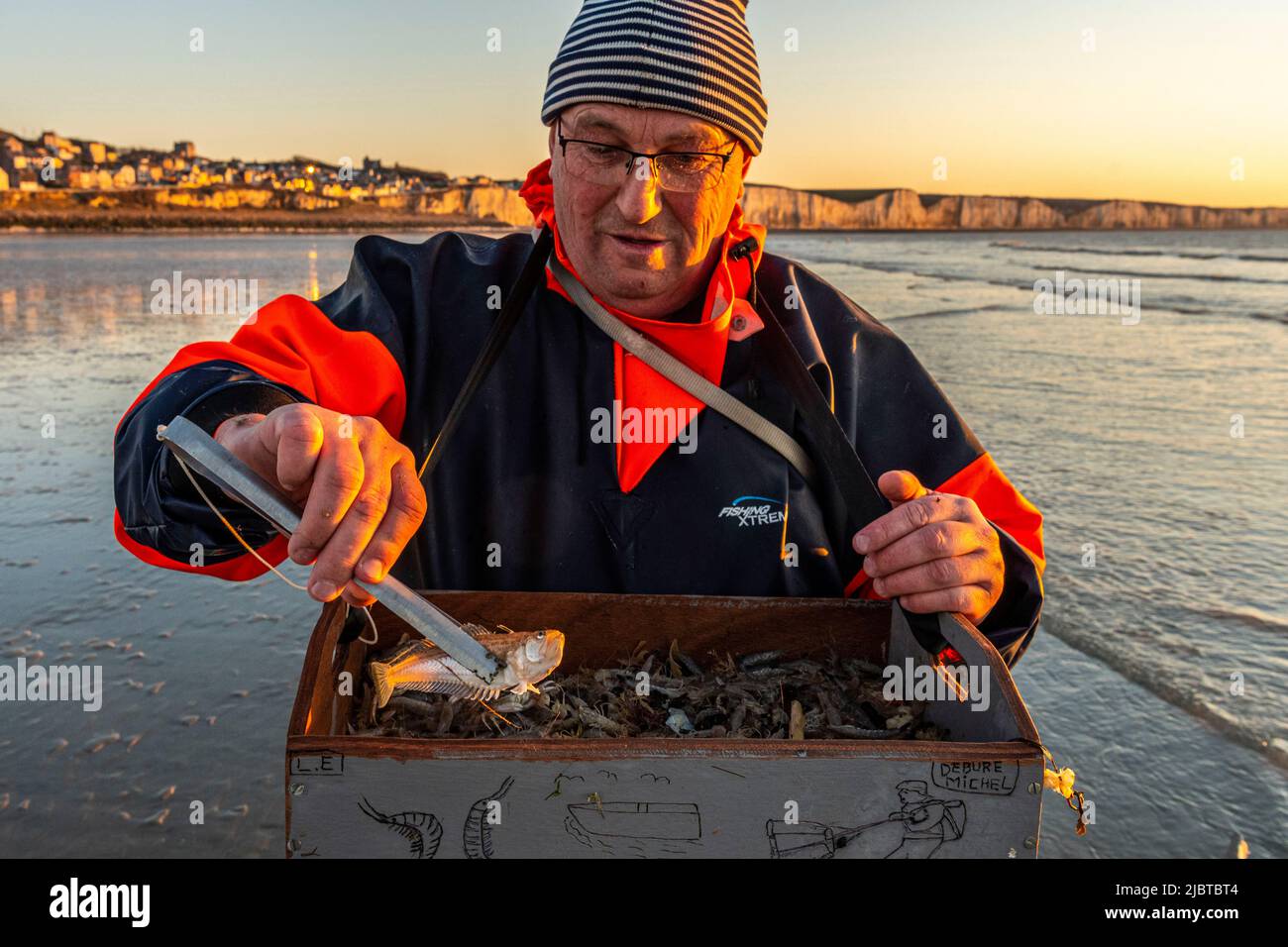 Francia, Somme, Ault, due ore prima della bassa marea, i pescatori vengono con la loro rete a pescare per i gamberetti (crangon crangon) spingendo questa rete di fronte a loro e camminando lungo il mare, quando la rete è trasportato su, granchi, piccoli pesci (soprattutto bianco) e i gamberetti troppo piccoli devono essere riportati in acqua Foto Stock