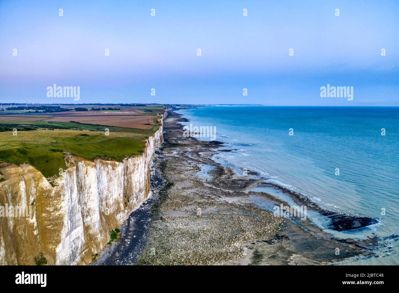 Francia, Senna Marittima, Côte d'Albâtre, Criel sur Mer, alba sulla costa e i suoi prati (vista aerea) Foto Stock