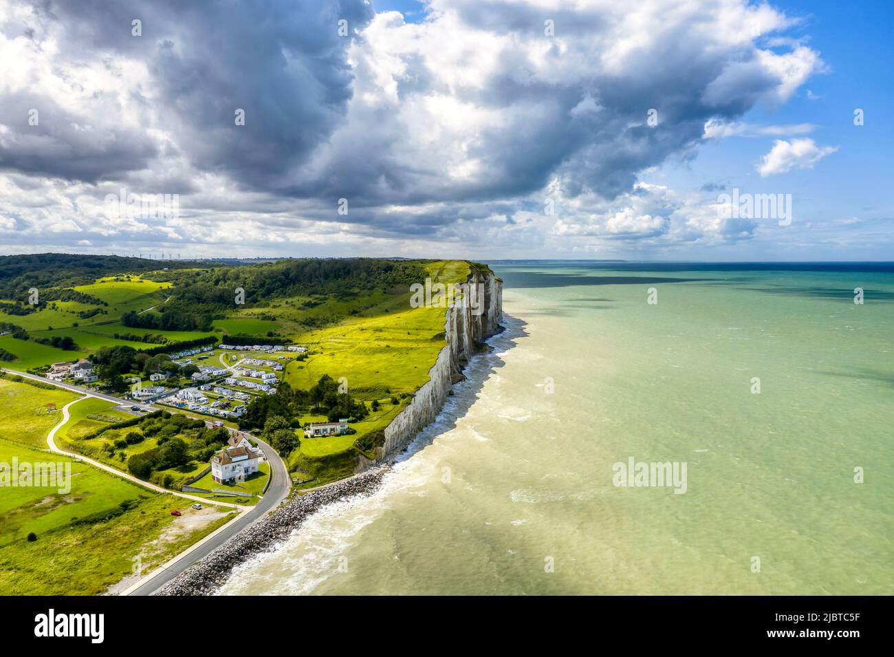 Francia, Senna Marittima, Côte d'Albâtre, Criel sur Mer, vista della costa e dei suoi prati verdi (vista aerea) Foto Stock