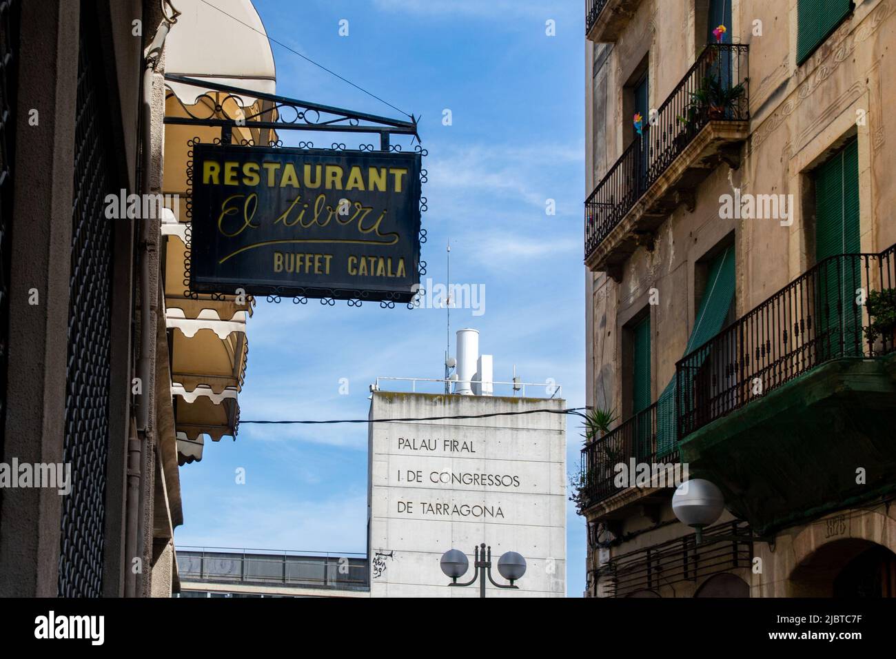 Strada stretta nel quartiere marittimo di Tarragona Foto Stock