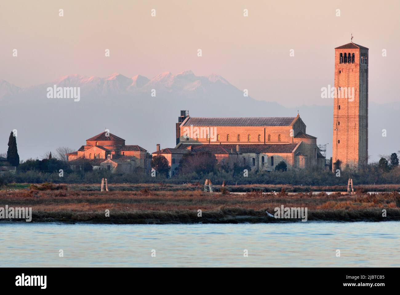 Italia, Veneto, Venezia, patrimonio mondiale dell'UNESCO, Torcello, Santa Maria Assunta e le Alpi Foto Stock