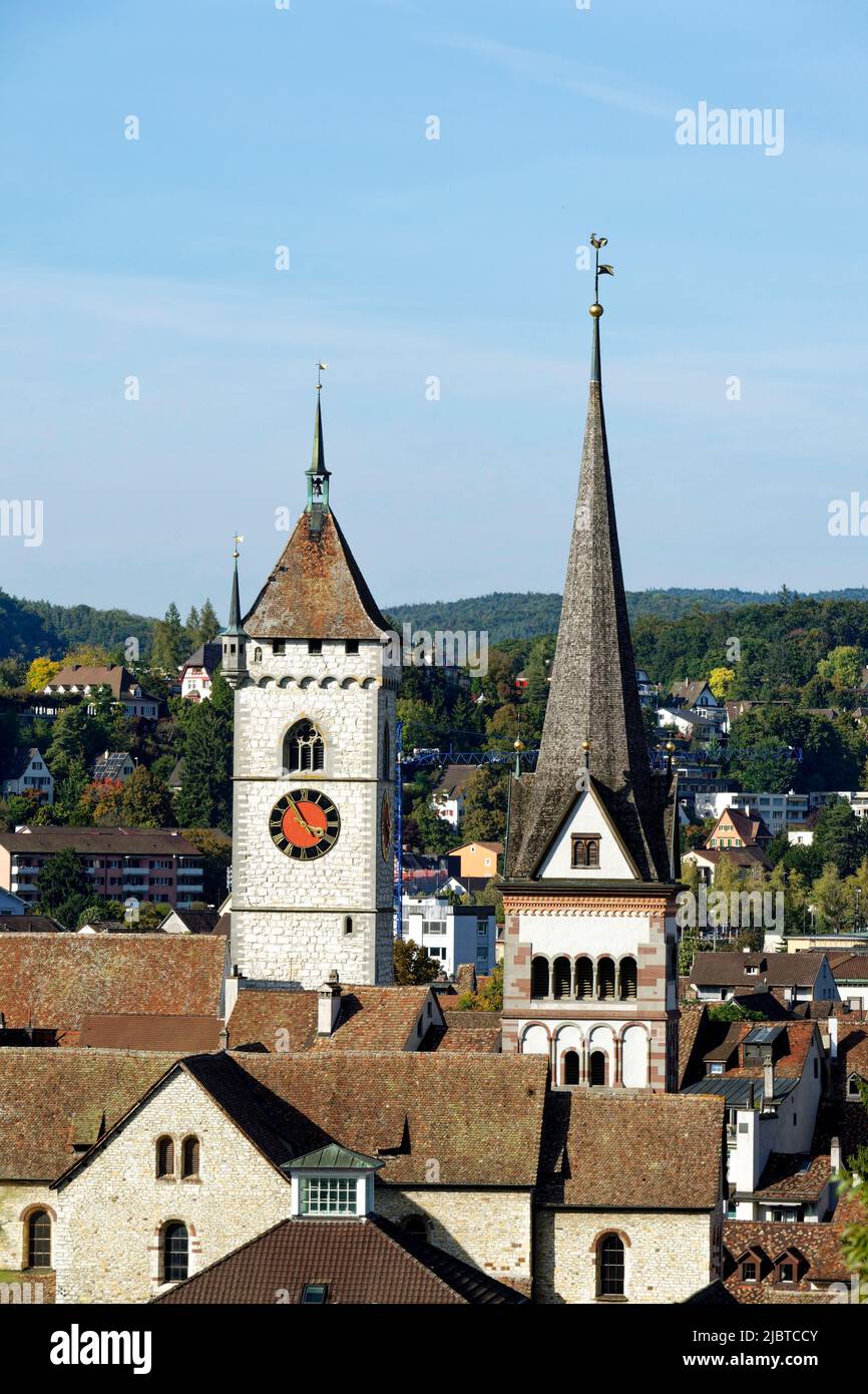 Svizzera, Schaffhausen Canton, Schaffhausen, Città Vecchia con la chiesa di San Giovanni e il campanile della chiesa Abbazia di tutti i Santi (Kloster Allerheiligen) Foto Stock