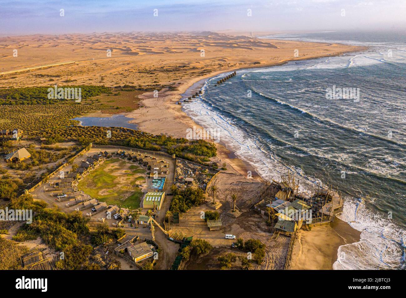 Namibia, Skeleton Coast, regione di Erongo, Swakopmund, Tiger Reef Camping e il deserto del Namib sullo sfondo, vista della costa aerea Foto Stock