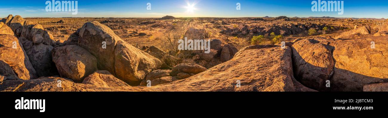 Namibia, regione di Kunene, Damaraland, Palmwag, Grootberg, Hoada Camp, alba, vista panoramica Foto Stock