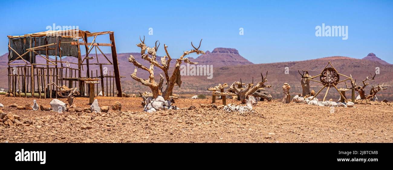Namibia, regione di Kunene, Damaraland, Palmwag, Damara bancarella artigianale sul lato del sentiero, vista panoramica Foto Stock