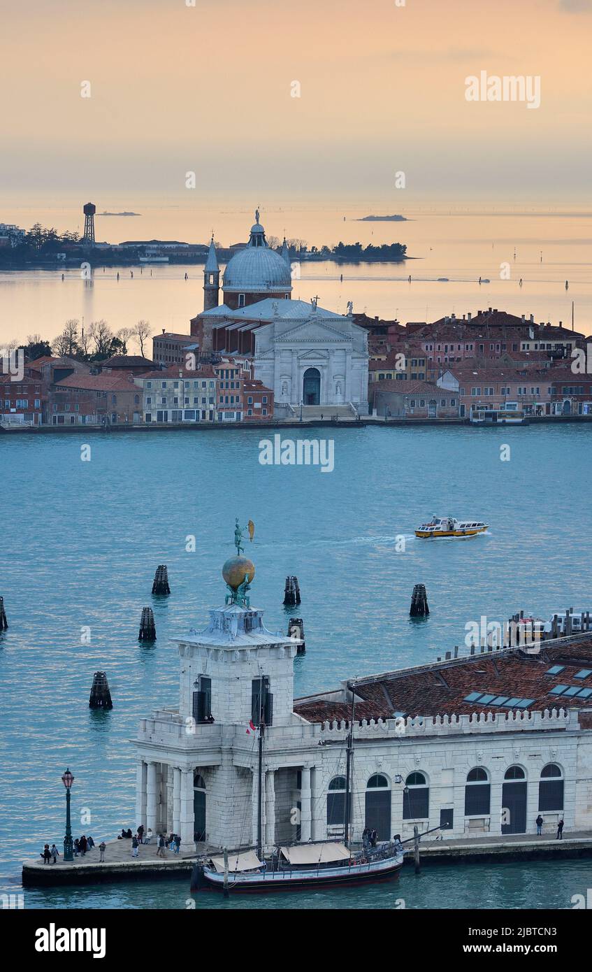 Italia, Veneto, Venezia, patrimonio mondiale dell'UNESCO, Punta della Dogana (antichi edifici doganali) e l'isola della Giudecca al tramonto Foto Stock